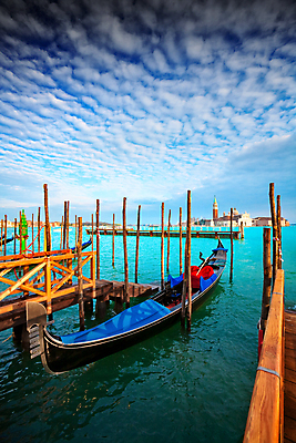 포토 JPG 해외이미지 전통 문화 바다 섬 여행 사람없음 물 여름 빛 성당 교회 탑 항구 일몰 이탈리아 보트 곤돌라 지중해 운하 베네치아 석호 해외202004 해외포토 자연요소 건축물 계절 유럽 배_교통 종교건축 교통시설 건물 노을 파일형식 이미지허브