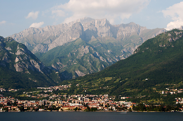 포토 JPG 해외이미지 구름 공원 유럽 호수 건축양식 자연 하늘 휴가 휴식 산 풍경 사람없음 물 여름 햇빛 여행객 평화 마을 이탈리아 시골 도시 화려 보트 유혹 지중해 빌라 알프스 타운 내추럴 산악지대 흥미 해외202004 해외포토 자연요소 계절 공공시설 건축 나라 바다 컨셉 배_교통 주택 사람 태양 생태계 파일형식 이미지허브