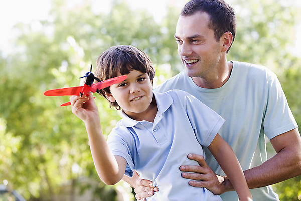 포토 JPG 해외이미지 전신 백인 공원 남자 행복 아들 어린이 가족 상상 놀이 비행기 함께함 미소 사람 앉기 소년 20대 야외 두명 가로 장난감 정원 시골 아빠 즐거움 대패 뒤뜰 성인남자만 해외202004 해외포토 서양인 공공시설 감정 컨셉 관계 항공교통 모션 대중교통 표정 청년 남자만 성인만 파일형식 이미지허브