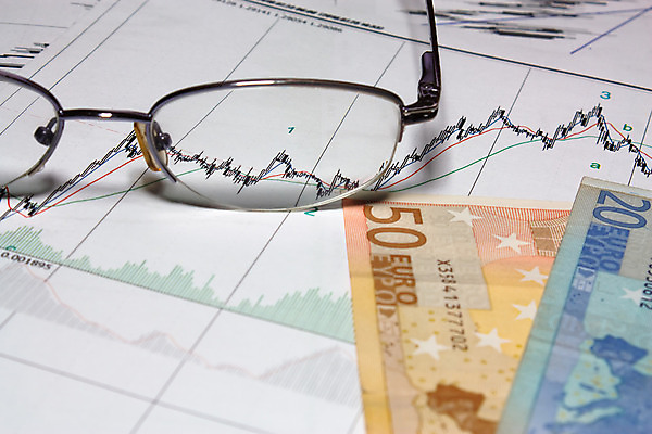 포토 JPG 해외이미지 안경 돈 비즈니스 그래프 아이디어 사람없음 금융 거래 유로 성장 기구 시간 신용카드 시장 주식 심볼 분석 속도 무역 보고서 외화 투자 증명서 해외202004 해외포토 잡화 산업 컨셉 경제 재산 파일형식 이미지허브