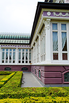 포토 JPG 해외이미지 구름 아시아 선 조각 건축양식 창문 태국 하늘 휴가 주택 미술 동양인 잔디 사람없음 건물 파란색 조각상 교회 정원 궁전 흰색 기둥 사찰 역사 왕 생존 해외202004 해외포토 자연요소 식물 건축물 건축 나라 컬러 고건축 종교건축 문화예술 인종 조형물 파일형식 이미지허브