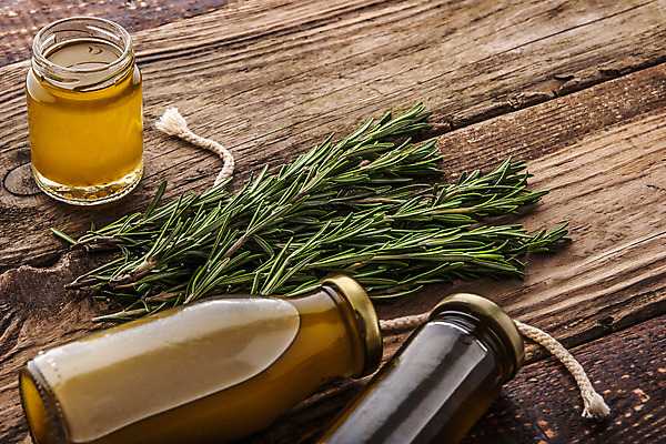 포토 JPG 해외이미지 밧줄 줄 음식 백그라운드 유리 탁자 건강 요리 사람없음 목재 가로 초록색 노란색 금속 흰색 나뭇가지 항아리 양념 다발 허브 보따리 준비 아로마 향 로즈메리 옛날 채식주의자 비건 해외202004 해외포토 나무 식물 컬러 가구 재료 재질 도자기 채식 파일형식 이미지허브