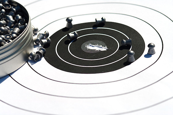 포토 JPG 해외이미지 종이 무기 스포츠 안내 사람없음 경쟁 항아리 원형 구멍 목표 발사 슛 시트 짐싸기 총알 때리기 해외202004 해외포토 도형 컨셉 모션 도자기 파일형식 이미지허브