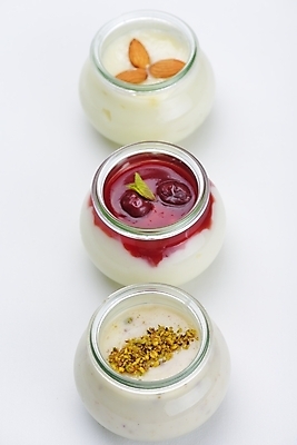 포토 JPG 해외이미지 실내 종류 사람없음 다양 세개 흰배경 일렬 푸딩 해외202004 해외포토 다수 백그라운드 디저트 3 내부 흰색 파일형식 이미지허브