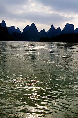 포토 JPG 해외이미지 나무 전통 아시아 문화 여행 자연 하늘 휴가 산 풍경 사람없음 초록색 물 강 반사 마을 중국 시골 그리기 보트 황무지 숲 대나무 언덕 그림 수로 장면 흐림 뗏목 해외202004 해외포토 자연요소 식물 나라 교통수단 컬러 배_교통 모션 날씨 생태계 파일형식 이미지허브