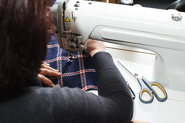 포토 JPG 해외이미지 백인 여자 실내 한명 상반신 성인 작업 바느질 재봉틀 재단 재단사 성인여자한명만 해외202004 해외포토 서양인 직업 1 사람 내부 여자한명만 성인여자만 파일형식 이미지허브