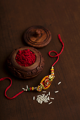 포토 JPG 해외이미지 전통 종교 문화 줄 백그라운드 목걸이 밥 기념 선물 사랑 이벤트 사람없음 장식 빨간색 축제 축하 인사 악단 화려 의식 실 결합 낟알 컨테이너 인도인 손목 심볼 오브젝트 기회 예배 언니 남동생 힌두교 유대감 해외202004 해외포토 외국인 감정 산업 음악 음식 컬러 컨셉 장신구 가족 동양인 신체부위 예절 자매 동생 파일형식 이미지허브