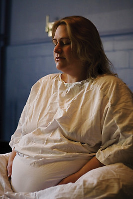 포토 JPG 해외이미지 여자 건강 병원 한명 금발 운동 임신 고통 침대 아기 출산 호흡 퍼프 의료성형뷰티 해외202004 해외포토 1 헤어스타일 감정 가구 의학 사람 파일형식 이미지허브