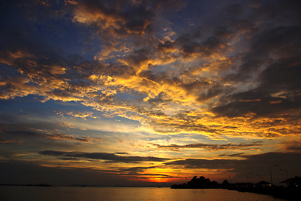 포토 JPG 해외이미지 계절 바다 섬 여행 태국 자연 하늘 바람 휴가 휴식 조명 사람없음 물 빛 컬러풀 태양 일출 일몰 분위기 만족 내추럴 해외202004 해외포토 자연요소 감정 아시아 컬러 컨셉 날씨 노을 생태계 파일형식 이미지허브