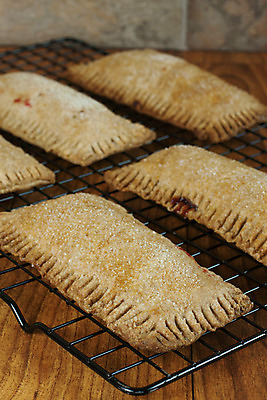 포토 JPG 해외이미지 음식 디저트 요리 사람없음 시골 대접 신선 달콤 아침식사 굽기 가득함 산딸기 타르트 페스츄리 핸드메이드 해외202004 해외포토 빵 과일 식사 맛 구이 파이_빵 파일형식 이미지허브