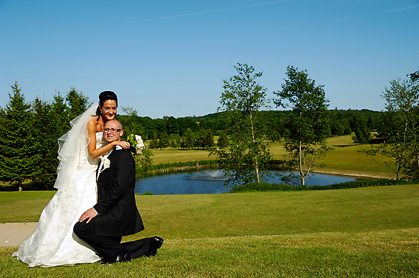 포토 JPG 해외이미지 백인 커플 드레스 공원 여자 남자 꽃 행복 얼굴 꽃다발 결혼 2 관계 자연 결혼식 남편 갈색머리 함께함 사랑 사람 성인 야외 두명 초록색 장미 기쁨 흰색 잡기 아내 가운 닫기 해외202004 해외포토 서양인 식물 헤어스타일 옷 공공시설 감정 컬러 컨셉 모션 이벤트 신체부위 생태계 파일형식 이미지허브