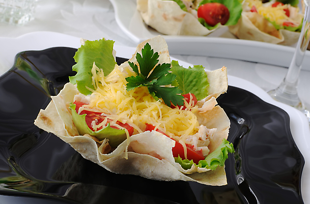 포토 JPG 해외이미지 음식 토마토 채소 재료 부분 치즈 육류 사람없음 장식 바구니 식당 저녁식사 치킨 카페 샐러드 신선 상품 반죽 칼로리 점심식사 접수 해외202004 해외포토 식재료 유제품 상점 식사 닭고기요리 파일형식 이미지허브