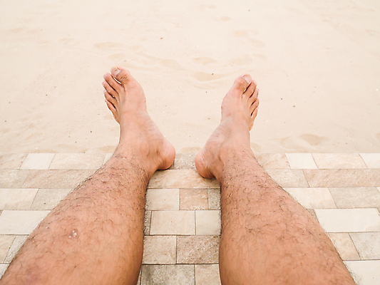 포토 JPG 해외이미지 남자 모래 바다 여행 백그라운드 맨발 발 자연 휴가 휴식 사람 성인 사람없음 야외 여름 모래사장 태양 맑음 흰색 양발 해외202004 해외포토 자연요소 계절 컬러 컨셉 날씨 신체부위 생태계 파일형식 이미지허브