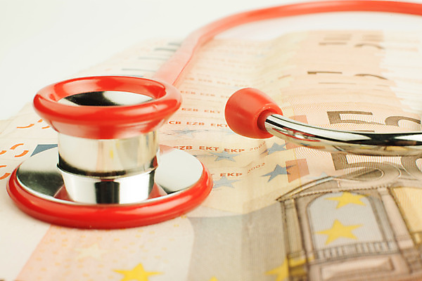 포토 JPG 해외이미지 유럽 종이 백그라운드 컨셉 지폐 돈 비즈니스 청진기 건강 병원 사람없음 빨간색 금융 경제 약 금속 침묵 장비 저축 환자 의사 유로 흰색 재산 질병 포르투갈 연습 그리스 사인 뇌물 보험 계산서 돌봄 위기 유럽연합 비용 수수료 해외202004 해외포토 나라 컬러 의학 의료기기 모션 재질 소리 의료진 요금 파일형식 이미지허브