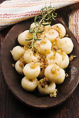 포토 JPG 해외이미지 전통 음식 감자 요리 사람없음 케이크 저녁식사 면 밀가루 지역 레시피 해외202004 해외포토 채소 디저트 식사 가루 파일형식 이미지허브