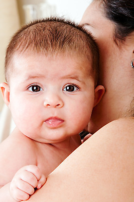 포토 JPG 해외이미지 백인 여자 얼굴 엄마 두명 머리 표현 아기 신생아 잡기 어깨 히스패닉 해외202004 해외포토 서양인 가족 모션 사람 신체부위 파일형식 이미지허브