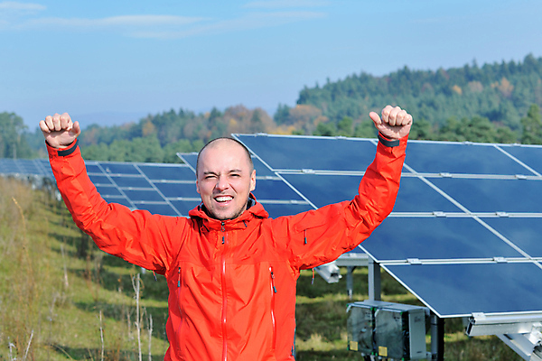 포토 JPG 해외이미지 주간 남자 하늘 산 한명 미소 상반신 성인 야외 앞모습 주먹 만세 태양에너지 집열판 성인남자한명만 해외202004 해외포토 자연요소 1 뷰포인트 모션 표정 사람 그린에너지 남자한명만 성인남자만 파일형식 이미지허브