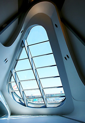 포토 JPG 해외이미지 모양 디자인 유럽 산업 선 백그라운드 패턴 비즈니스 건축양식 창문 교실 유리 하늘 미래 새로움 기술 사람없음 내부 건물 금융 파란색 빛 사무실 금속 도시 스페인 큼 묘사 보안 공학 엑스포 엘리먼트 철강 콘크리트 해외202004 해외포토 건축물 교육 건축 나라 컬러 컨셉 무늬 학교 재질 안전 경제 크기 파일형식 이미지허브