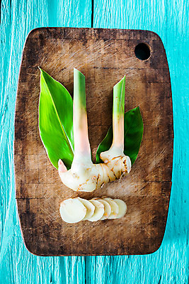 포토 JPG 해외이미지 식물 1 음식 줄기 농업 채소 재료 태국 자연 실내 건강 요리 사람 동양인 사람없음 내부 목재 세로 초록색 파란색 일본 중국 블록 흰색 신선 뜨거움 수프 자르기 허브 향신료 유기농 매움 날것 아로마 뿌리 지하 성분 생강 내추럴 해외202004 해외포토 나무 웰빙 산업 아시아 컬러 모션 인종 맛 생태계 향미료 파일형식 이미지허브