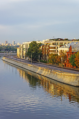 포토 JPG 해외이미지 구름 도로 건축양식 하늘 아침 부동산 사람없음 건물 강 태양 반사 광선 도시 센터 러시아 러시아인 모스크바 해외202004 해외포토 주간 자연요소 서양인 건축물 건축 유럽 길 교통시설 재산 파일형식 이미지허브