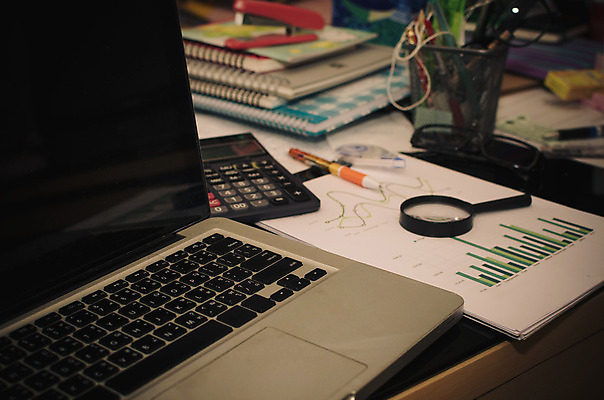 포토 JPG 해외이미지 종이 백그라운드 컨셉 비즈니스 성공 사람없음 금융 펜 자료 계산기 성장 흰색 발표 시장 계획 상품 개발 경영 골 마케팅 해외202004 해외포토 컬러 문구용품 경제 필기구 장비 파일형식 이미지허브