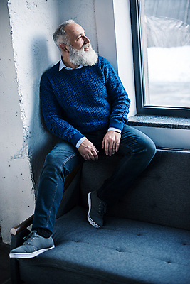 포토 JPG 해외이미지 전신 백인 행복 유럽 창문 수염 실내 한명 미소 사람 앉기 성인 세로 옛날 혼자 스타일 해외202004 해외포토 서양인 1 감정 나라 모션 표정 내부 파일형식 이미지허브