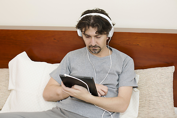 포토 JPG 해외이미지 응시 남자 베개 휴식 실내 한명 들기 사람 앉기 상반신 성인 앞모습 태블릿 헤드폰 침대 잡기 성인남자한명만 해외202004 해외포토 1 시선 뷰포인트 음향기기 가구 컨셉 침구 모션 내부 전자제품 스마트기기 남자한명만 성인남자만 파일형식 이미지허브