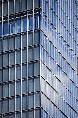 포토 JPG 해외이미지 유럽 로우앵글 비즈니스 건축양식 창문 유리 스웨덴 사람없음 야외 건물 금융 파란색 사무실 반사 고층빌딩 도시 도심 큼 서유럽 스톡홀름 해외202004 해외포토 건축물 건축 나라 뷰포인트 컬러 재질 북유럽 빌딩 경제 크기 파일형식 이미지허브