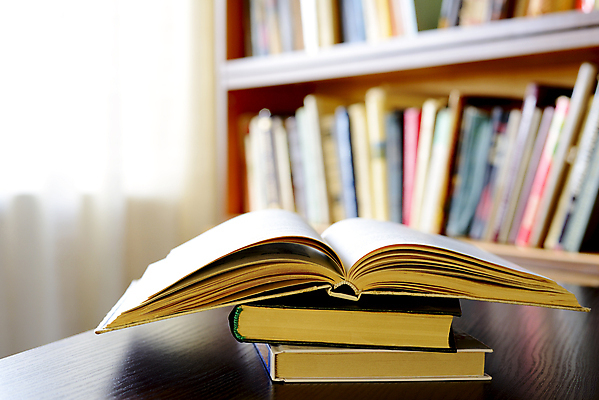 포토 JPG 해외이미지 교육 문화 통신 탁자 책장 사람없음 책 독서 쌓기 자료 정보 도서관 인쇄 문학 양장본 카피스페이스 해외202004 해외포토 가구 모션 공백 파일형식 이미지허브