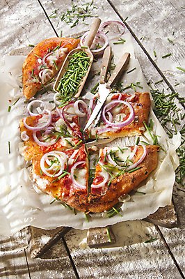 포토 JPG 해외이미지 토마토 피자 실내 파슬리 사람없음 나이프 자르기 나무도마 나무탁자 모짜렐라치즈 스쿱 적양파 종이호일 해외202004 해외포토 식기 채소 모션 탁자 양파 치즈 도마 패스트푸드 서양음식 내부 목재 칼 파일형식 이미지허브