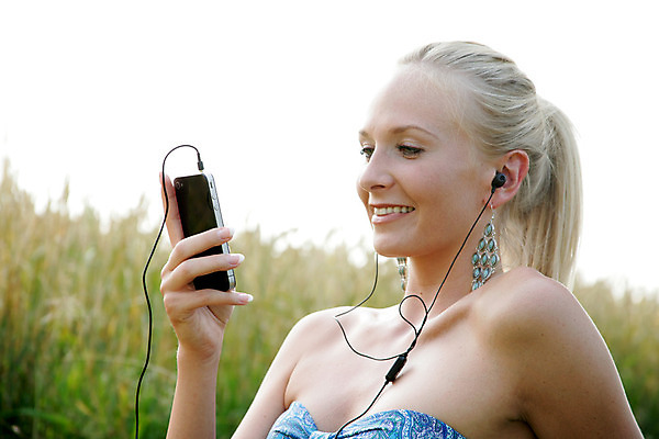 포토 JPG 해외이미지 드레스 여자 음악 여행 밭 통신 모바일 휴가 휴식 대화 한명 미소 웃음 풍경 소녀 여름 스마트폰 핸드폰 비키니 금발 태양 걷기 봄 산책 기쁨 듣기 하이킹 자유 뉴스 MP3 낟알 땅 전화기 만족 바둑 의사소통 해외202004 해외포토 자연요소 1 헤어스타일 옷 계절 수영복 감정 어린이 컨셉 농업 모션 놀이 레저 문화예술 표정 말하기 사람 전자제품 스마트기기 파일형식 이미지허브