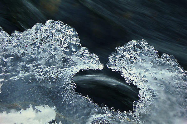 포토 JPG 해외이미지 계절 백그라운드 겨울 자연 사람없음 야외 물 강 얼음 봄 젖음 흐름 추위 덮개 흰색 신선 투명 개울 시원함 크리스탈 묘사 서리 빙산 고드름 내추럴 해외202004 해외포토 자연요소 컬러 컨셉 뚜껑 광석 생태계 파일형식 이미지허브