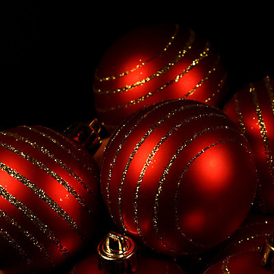 포토 JPG 해외이미지 크리스마스장식 크리스마스 실내 근접촬영 사람없음 빨간색 어둠 오너먼트 해외202004 해외포토 기념일 뷰포인트 컬러 내부 파일형식 이미지허브