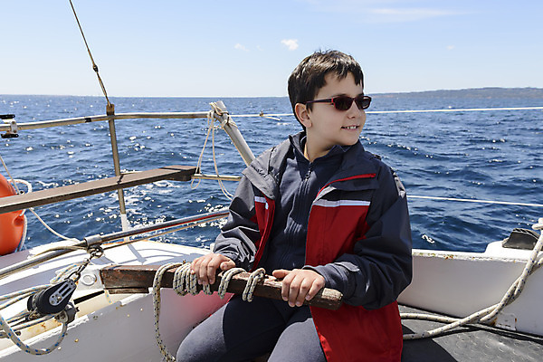 포토 JPG 해외이미지 남자 바다 여행 요트 낚시 항해 어류 한명 물 파란색 항구 업무 보트 어부 지중해 낚시꾼 선원 해외202004 해외포토 자연요소 직업 1 컬러 배_교통 교통시설 레저 사람 수중동물 작업 파일형식 이미지허브