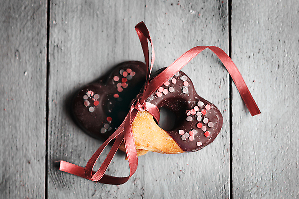 포토 JPG 해외이미지 모양 행복 리본 음식 백그라운드 휴가 디저트 주택 발렌타인데이 사랑 요리 사람없음 목재 빨간색 갈색 쿠키 초콜릿 이탈리아 손상 카페 빵집 수확 하트 시골 축하 성자 달콤 맛 설탕 굽기 복고 2월 핸드메이드 해외202004 해외포토 나무 감정 유럽 종교 컬러 컨셉 농업 재료 데이이벤트 건물 상점 날짜 구이 파일형식 이미지허브