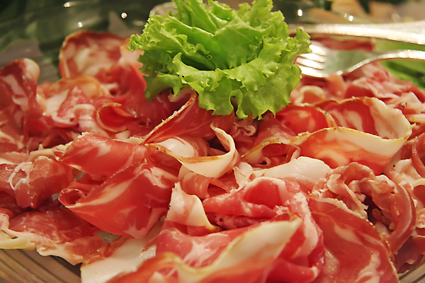 포토 JPG 해외이미지 음식 조각 육류 돼지고기 사람없음 식당 추위 자르기 배열 햄 뷔페 스페인어 식품점 해외202004 해외포토 식재료 모션 상점 파일형식 이미지허브