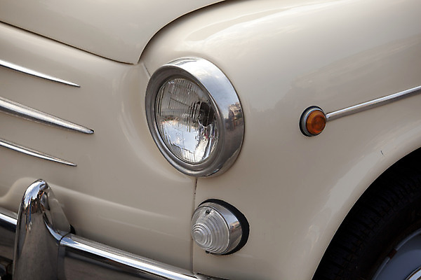 포토 JPG 해외이미지 학생 전통 도로 교통시설 자동차 미소 사람없음 빨간색 금속 이탈리아 운전 흰색 운전사 클래식 복고 옛날 스타일 해외202004 해외포토 직업 유럽 길 육상교통 컬러 교통 컨셉 모션 재질 표정 시설 파일형식 이미지허브