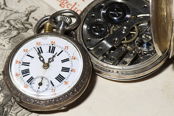 포토 JPG 해외이미지 교육 종이 백그라운드 텍스트 추상 책장 사람없음 책 갈색 노란색 성경 수확 골동품 흰색 시간 역사 황금 주머니 손목시계 복고 페이지 그런지 옛날 해외202004 해외포토 시계 컬러 가구 무늬 농업 장신구 종교용품 파일형식 이미지허브