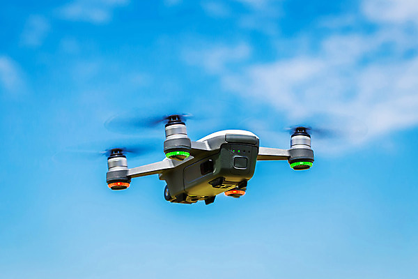 포토 JPG 해외이미지 직업 백그라운드 모션 하늘 미래 안테나 사람없음 야외 카메라 디지털 장비 흰색 작음 무선전화기 로봇 프로펠러 감시 멀리 동영상 드론 제어 해외202004 해외포토 컬러 컨셉 통신 전자제품 크기 전화기 파일형식 이미지허브