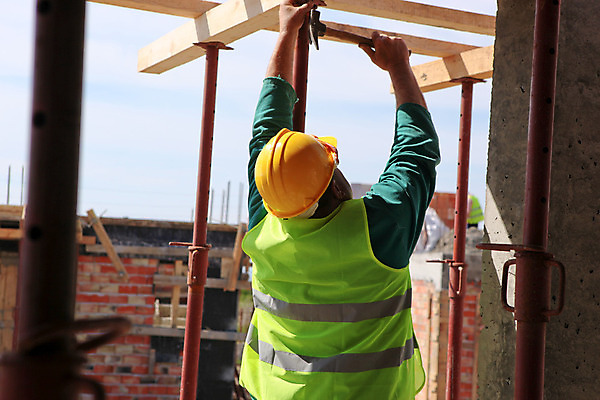 포토 JPG 해외이미지 직업 남자 산업 비즈니스 건축양식 하늘 노동자 새로움 주택 안전 사람 사람없음 파란색 노란색 금속 기계 블록 장비 도시 업무 엔지니어 재산 감독 안전모 헬멧 땅 기중기 시멘트 공학 발판 진행 개발 건축업자 계약자 진짜 철강 콘크리트 프로젝트 해외202004 해외포토 교육 건축 컬러 컨셉 재질 건물 금융 작업 중장비 기술자 안전장비 보호장비 계약 파일형식 이미지허브