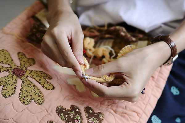 포토 JPG 해외이미지 취미 사람없음 뜨개질 당기기 핸드메이드 해외202004 해외포토 모션 파일형식 이미지허브