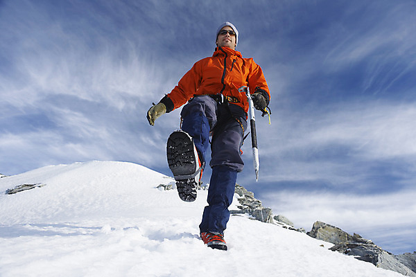 포토 JPG 해외이미지 주간 전신 백인 남자 로우앵글 겨울 산 한명 20대 성인 야외 앞모습 걷기 얼음 등산 트래킹 하이킹 추위 오르기 뉴질랜드 하이커 성인남자한명만 설산 해외202004 해외포토 자연요소 서양인 1 계절 뷰포인트 여행 모션 레저 사람 청년 오세아니아 남자한명만 성인남자만 파일형식 이미지허브