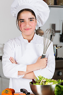 포토 JPG 해외이미지 여자 행복 얼굴 어린이 음식 유니폼 토마토 탁자 갈색머리 요리 한명 세로 주방 식당 요리사 버섯 기쁨 샐러드 사발 칼 상추 준비 해외202004 해외포토 직업 1 헤어스타일 옷 감정 가구 채소 사람 신체부위 상점 사기그릇 파일형식 이미지허브