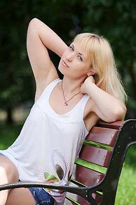 포토 JPG 해외이미지 백인 1 헤어스타일 공원 여자 무기 얼굴 포즈 자연 관리 한명 사람 야외 세로 초록색 금발 침묵 봄 기쁨 자유 신선 숲 균형 허리 오르기 긍정 진실 유일 해외202004 해외포토 서양인 계절 공공시설 감정 컬러 컨셉 모션 신체부위 소리 생태계 파일형식 이미지허브