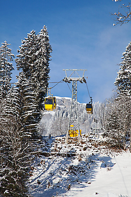 포토 JPG 해외이미지 나무 구름 라이프스타일 실루엣 유럽 지구 스포츠 여행 백그라운드 크리스마스 겨울 자연 벽지 하늘 휴가 스키 산 주택 요정 풍경 사람없음 야외 건물 목재 파란색 태양 평화 얼음 추위 흰색 신선 고급 숲 에코 서리 알프스 엽서 마법 생태학 해외202004 해외포토 자연요소 식물 건축물 계절 교육 기념일 나라 컬러 컨셉 재료 겨울스포츠 촬영기법 생활 환경 편지 생태계 파일형식 이미지허브