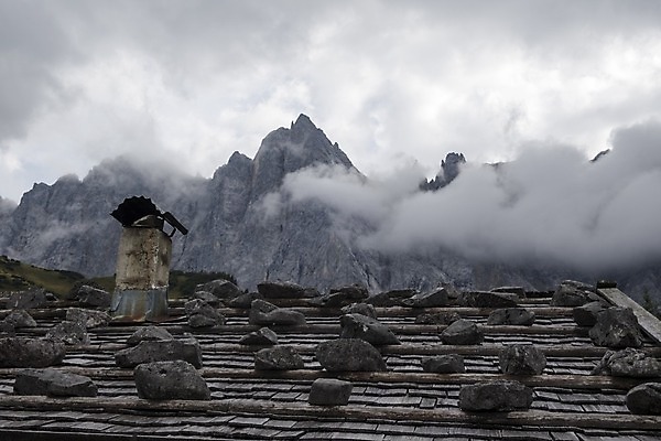 포토 JPG 해외이미지 구름 여행 건축양식 자연 하늘 지붕 산 주택 파노라마 풍경 사람없음 야외 건물 목재 초록색 여름 파란색 환경 조약돌 바위 흰색 오스트리아 오두막 알프스 남쪽 샬레 옛날 잘츠부르크 바이에른 해외202004 해외포토 자연요소 나무 건축물 계절 건축 유럽 컬러 재료 독일 촬영기법 실험기구 돌_바위 방향 생태계 파일형식 이미지허브