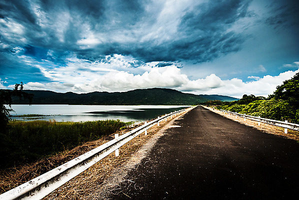 포토 JPG 해외이미지 나무 공원 도로 길 호수 여행 자연 하늘 추상 산 거리 풍경 사람없음 초록색 물 여름 강 맑음 시골 황무지 숲 댐 언덕 휴양지 타운 내추럴 루트 방법 전국 해외202004 해외포토 자연요소 식물 계절 공공시설 컬러 무늬 교통시설 날씨 장소 도시 생태계 파일형식 이미지허브