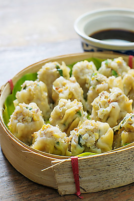 포토 JPG 해외이미지 전통 접시 음식 백그라운드 육류 돼지고기 요리 동양인 사람없음 식사 저녁식사 중국 어둠 흰색 아침식사 수증기 대나무 기선 점심식사 경단 스타일 해외202004 해외포토 나무 식기 아시아 컬러 배_교통 식재료 인종 파일형식 이미지허브