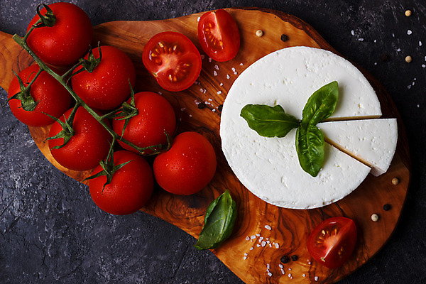 포토 JPG 해외이미지 전통 접시 유럽 음식 잎 다이어트 토마토 채소 부분 탁자 치즈 건강 요리 사람없음 목재 초록색 이탈리아 우유 흰색 신선 양 소 맛 자르기 크림 향신료 부드러움 성분 바질 채식주의자 핸드메이드 해외202004 해외포토 나무 식물 식기 나라 컬러 가구 컨셉 재료 포유류 모션 유제품 감각 채식 향미료 파일형식 이미지허브