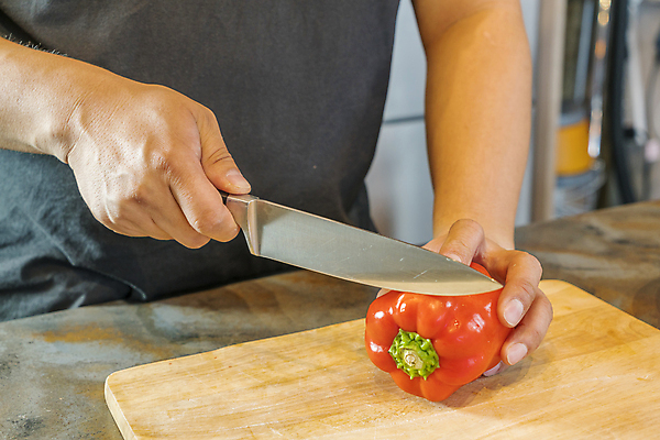 포토 JPG 해외이미지 손 남자 음식 조각 채소 부분 탁자 파프리카 도마 요리 사람없음 목재 빨간색 요리사 횡단보도 칼 닫기 자르기 준비 유기농 날것 후추 음식준비 해외202004 해외포토 나무 직업 웰빙 컬러 가구 재료 모션 주방용품 사람 신체부위 보행로 향신료 파일형식 이미지허브